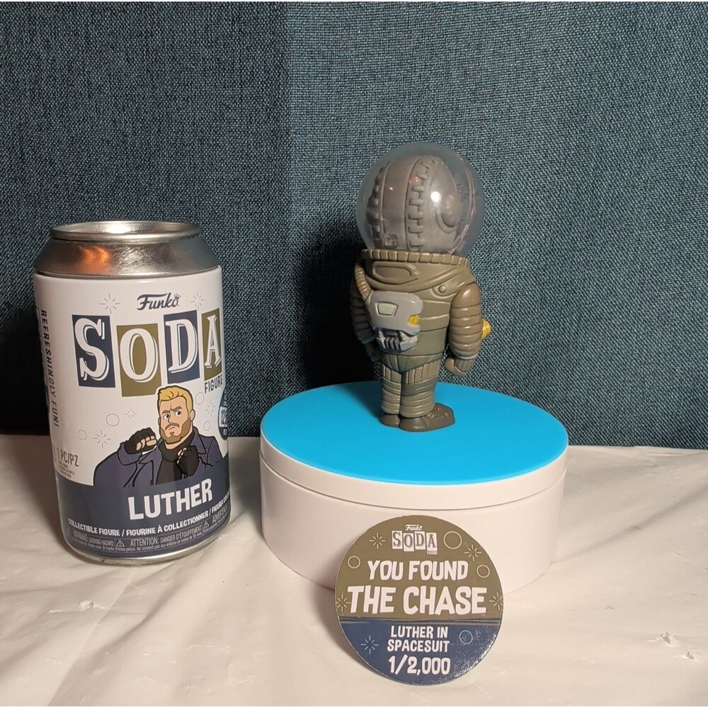 Funko Soda Luther Spacesuit Chase Vinyl Figure 1/2000 - Picture 7 of 16